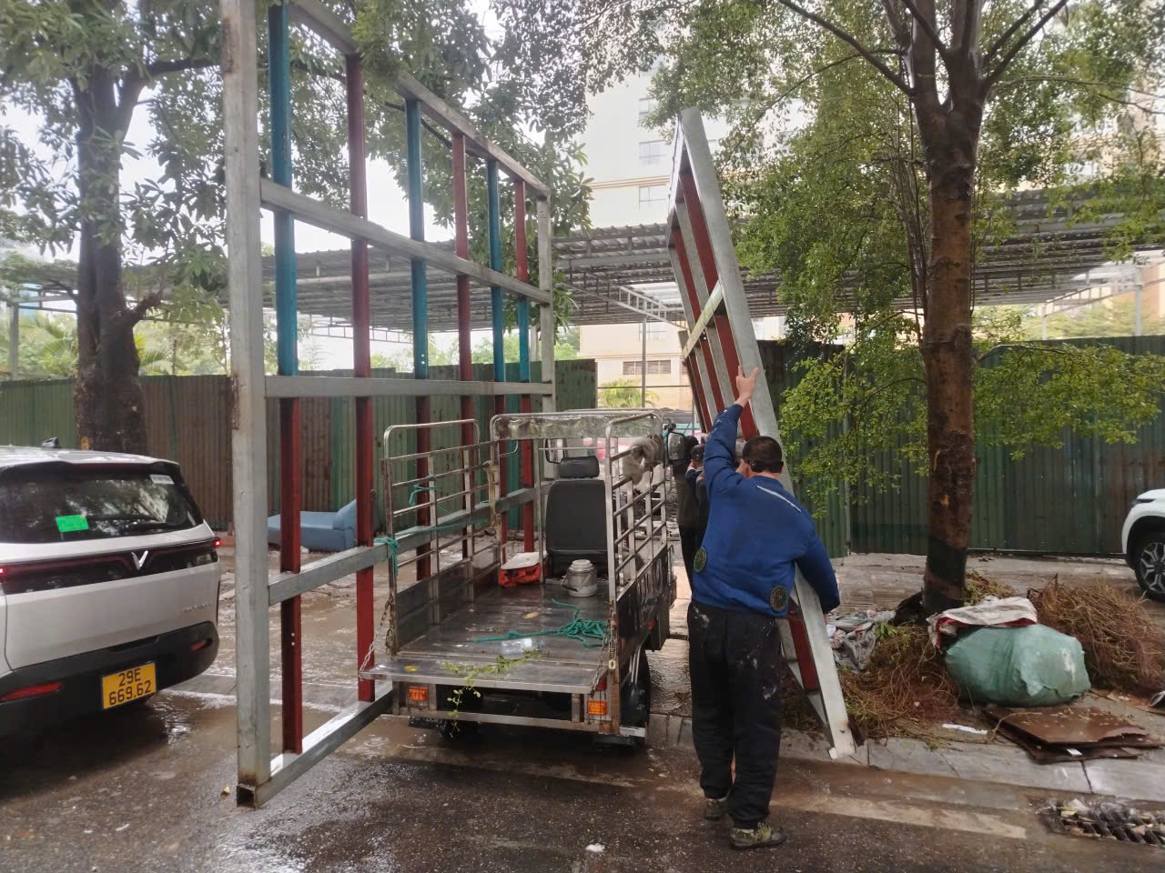 Xe ba gác chở khung kim loại
