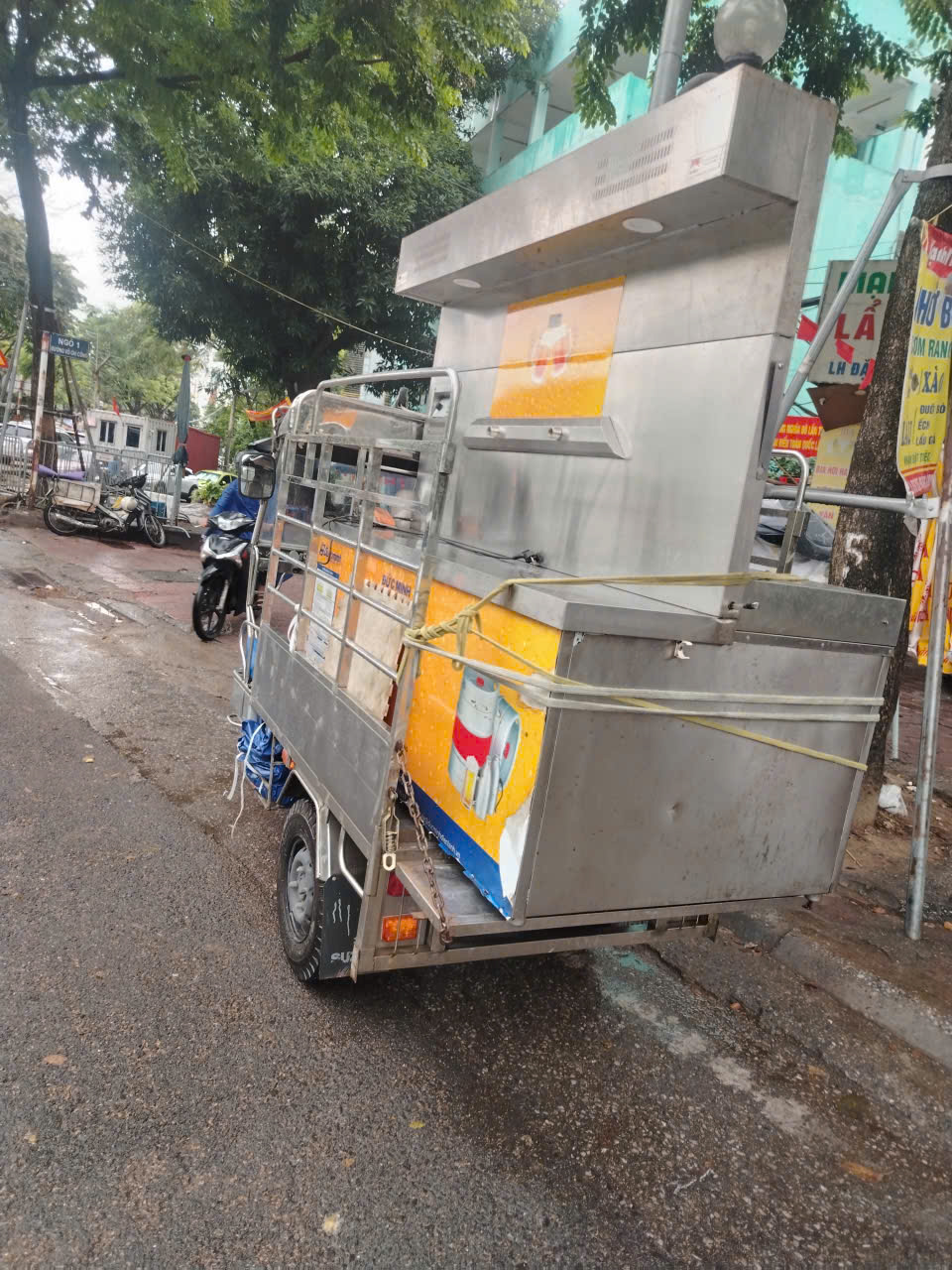 Xe ba gác chở thiết bị và tủ inox cồng kềnh