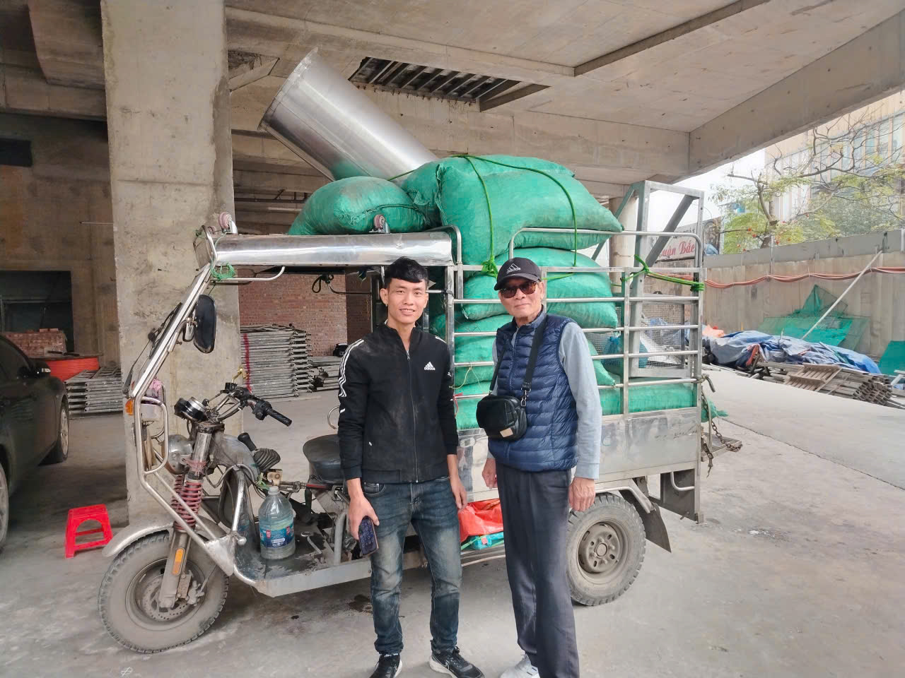 Khách hàng bên xe ba gác chở hàng